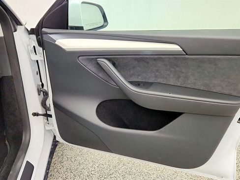 Used 2023 Tesla Model Y AWD image 29