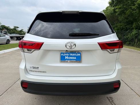 Used 2019 Toyota Highlander LE FWD image 4