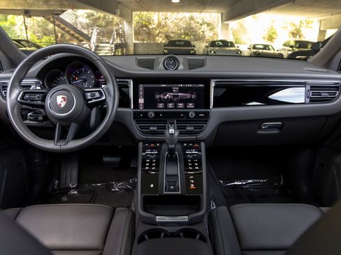 Certified 2025 Porsche Macan AWD/4WD image 40