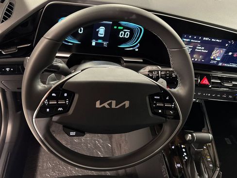 New 2026 Kia Niro EX FWD image 16