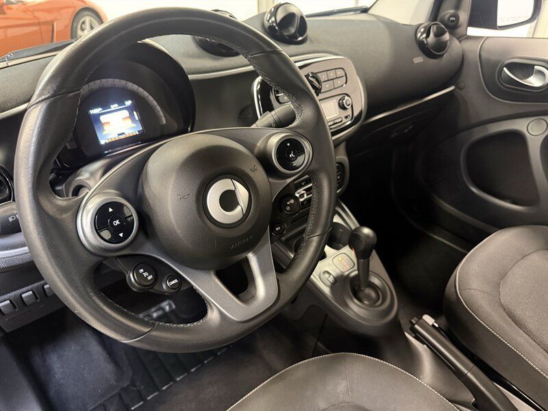 Used 2017 smart fortwo passion RWD image 21