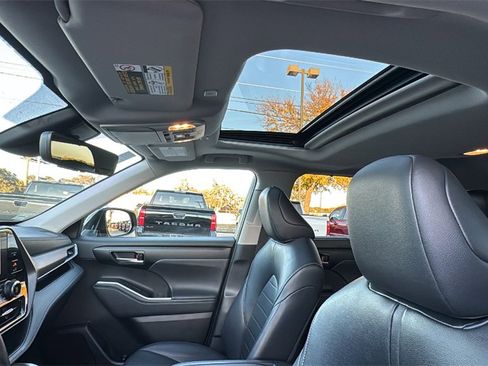 Used 2023 Toyota Highlander XLE image 21