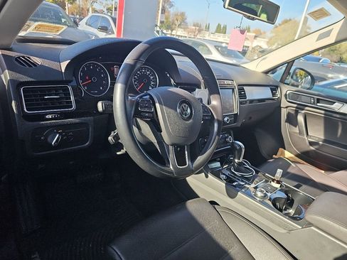 Used 2016 Volkswagen Touareg VR6 image 5