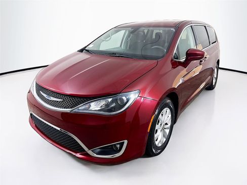 Used 2018 Chrysler Pacifica Touring Plus image 3