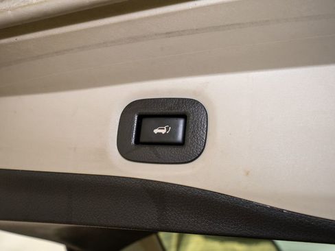 Used 2017 Nissan Rogue SV w/ SV Premium Package image 7