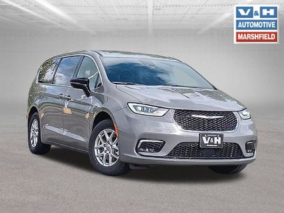 Used 2025 Chrysler Pacifica Select