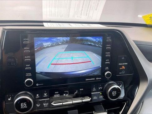 Used 2021 Toyota Highlander XLE AWD/4WD image 24