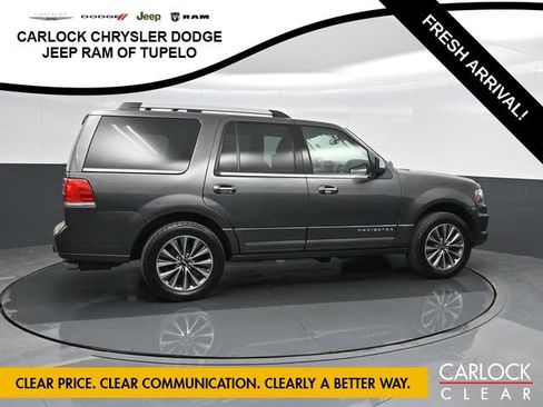 Used 2017 Lincoln Navigator Select image 4