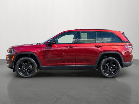 Used 2023 Jeep Grand Cherokee Limited w/ Black Appearance Package AWD/4WD image 4