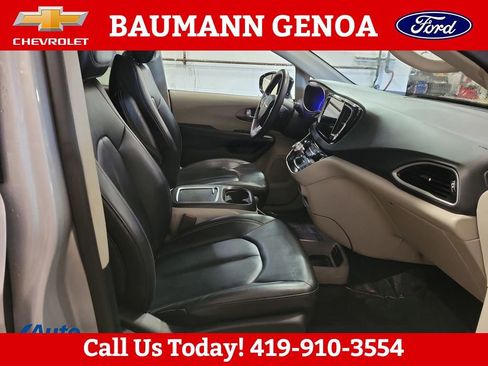 Used 2024 Chrysler Pacifica Touring-L FWD image 15