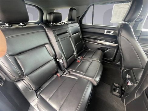 Used 2022 Ford Explorer XLT w/ Equipment Group 202A image 18