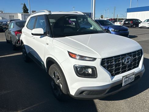 Used 2025 Hyundai Venue SEL FWD image 2