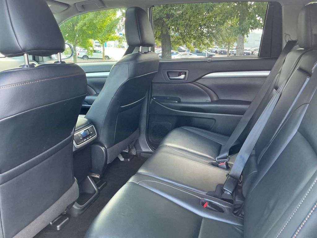 Used 2019 Toyota Highlander XLE AWD/4WD image 35