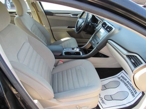 Used 2017 Ford Fusion SE w/ Fusion SE Technology Package image 8