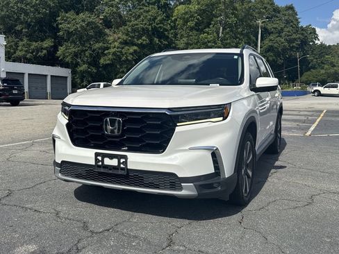 Used 2024 Honda Pilot Elite image 3