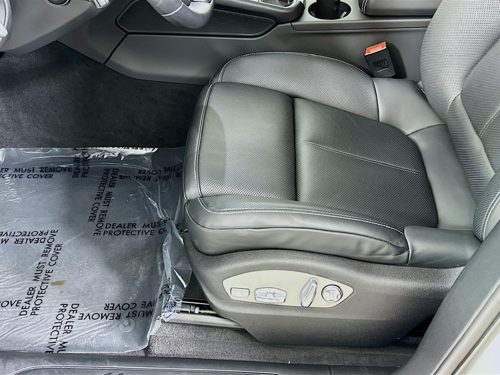 Certified 2025 Porsche Macan AWD/4WD image 22
