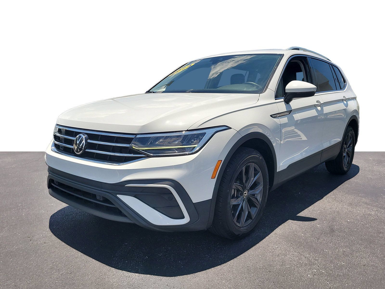 Used 2024 Volkswagen Tiguan SE FWD image 2