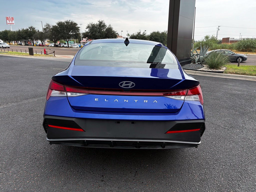 Used 2025 Hyundai Elantra SE FWD image 4