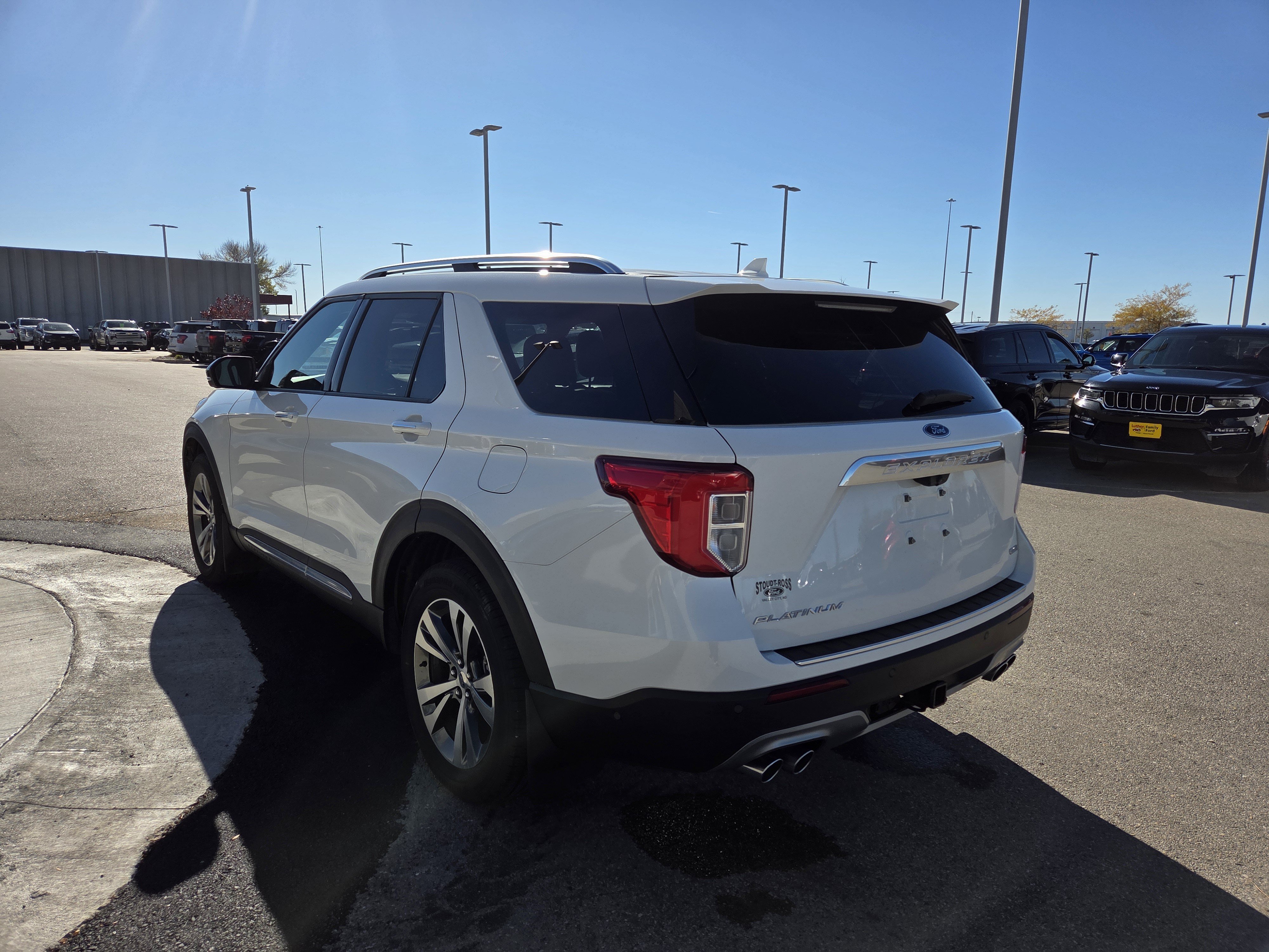 Used 2020 Ford Explorer Platinum w/ Premium Technology Package AWD/4WD image 4