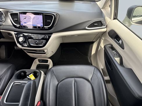 Used 2023 Chrysler Pacifica Touring-L FWD image 16