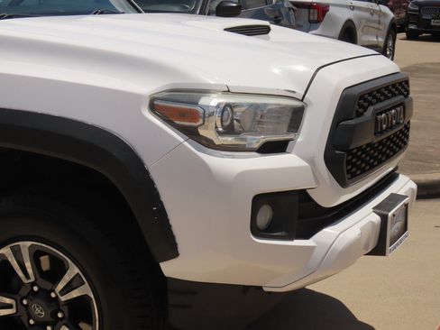 Used 2017 Toyota Tacoma TRD Sport AWD/4WD image 6