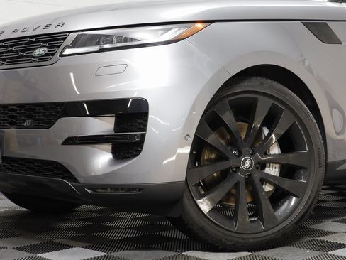 Used 2025 Land Rover Range Rover Sport SE image 3