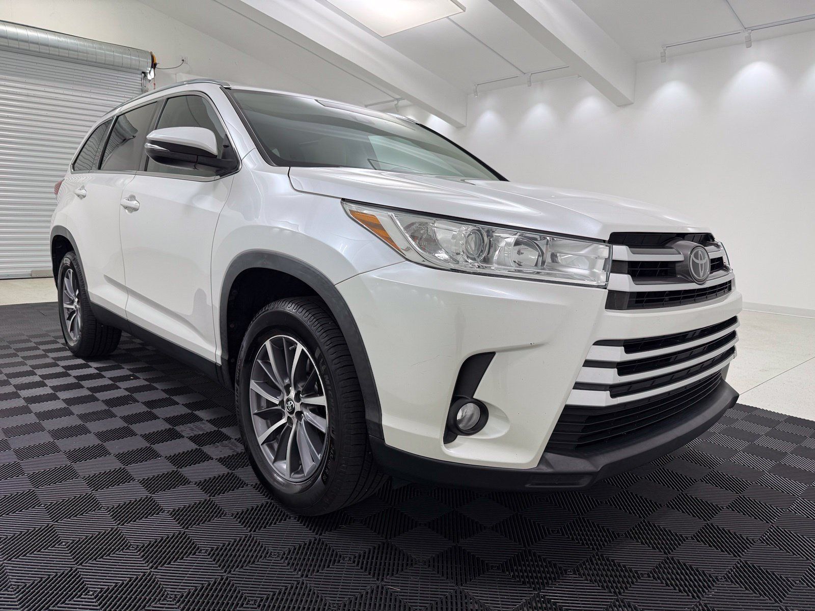 Used 2019 Toyota Highlander XLE FWD image 1