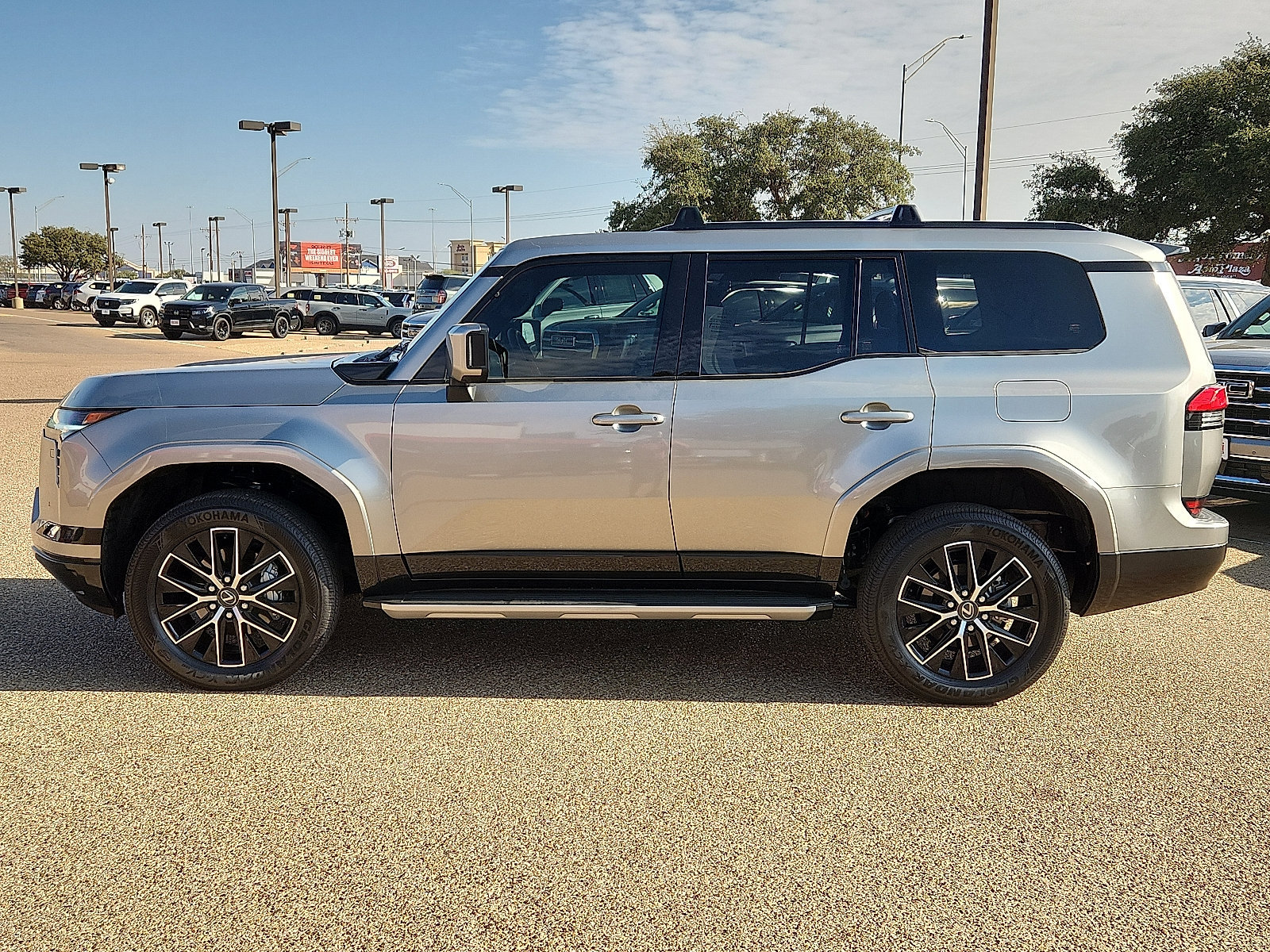 Used 2025 Lexus GX 550 w/ Accessory Package (2T) AWD/4WD image 2