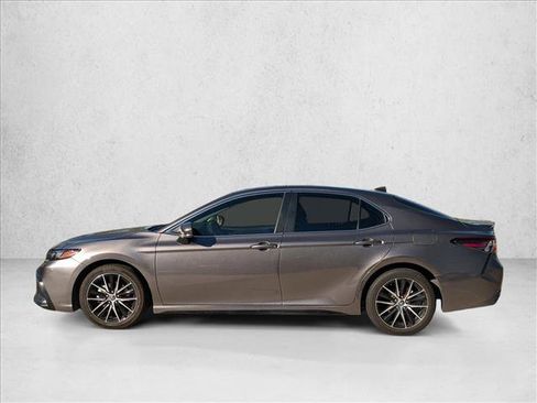 Used 2022 Toyota Camry SE image 5