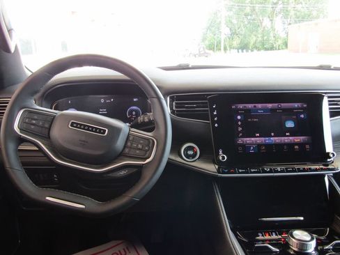 Used 2024 Jeep Wagoneer Series III AWD/4WD image 5