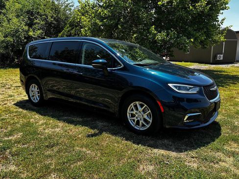 Used 2023 Chrysler Pacifica Touring-L FWD image 5