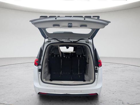 Used 2023 Chrysler Pacifica Touring-L FWD image 29