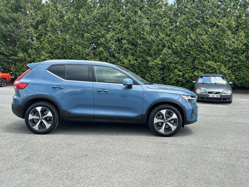 Certified 2025 Volvo XC40 B5 Plus AWD/4WD image 2