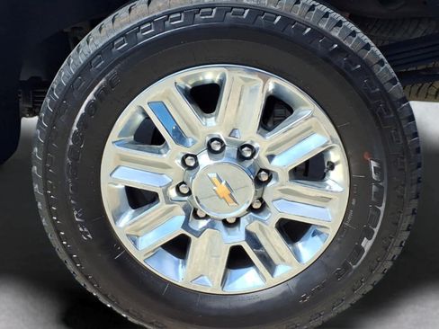 Used 2024 Chevrolet Silverado 2500 High Country w/ High Country Premium Package AWD/4WD image 3