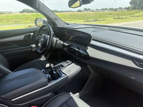 Used 2025 Buick Enclave Preferred AWD/4WD image 15