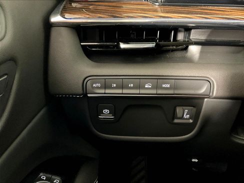 Used 2024 Cadillac Escalade Luxury w/ LPO, Floor Liner Package AWD/4WD image 15