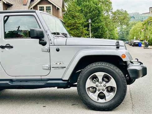 Used 2018 Jeep Wrangler Unlimited Sahara w/ Connectivity Group AWD/4WD image 4