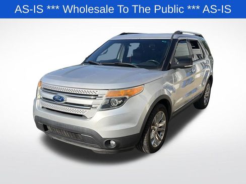 Used 2015 Ford Explorer XLT w/ Equipment Group 202A AWD/4WD image 3