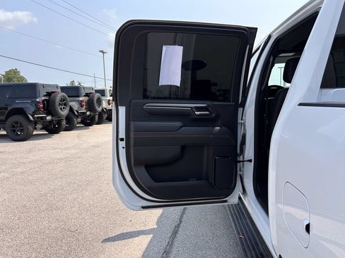 Used 2025 GMC Sierra 2500 AT4 w/ AT4 Premium Plus Package AWD/4WD image 18