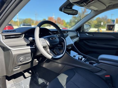 Used 2024 Jeep Grand Cherokee Laredo X image 15