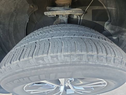 Used 2018 Toyota Highlander LE FWD image 23