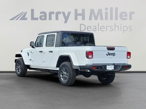 New 2025 Jeep Gladiator Sport image 3