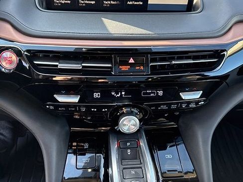 Used 2022 Acura MDX w/ Technology Package image 3