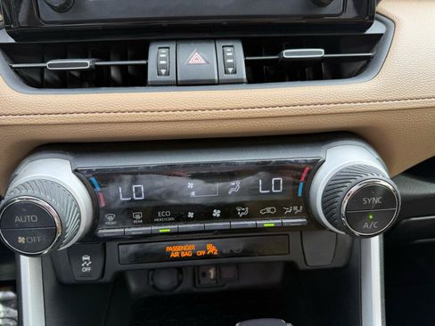 Used 2019 Toyota RAV4 XLE Premium FWD image 36