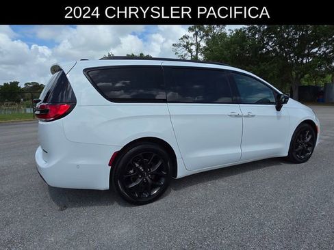 Used 2024 Chrysler Pacifica Limited w/ S Appearance Package image 3