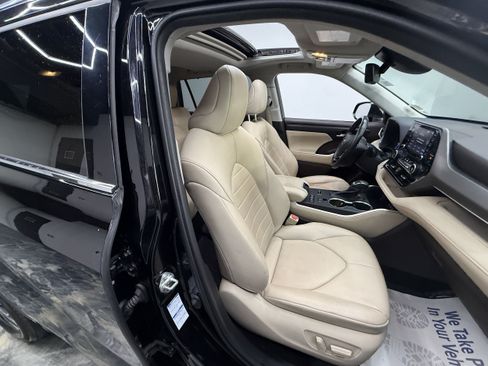 Used 2021 Toyota Highlander XLE AWD/4WD image 20