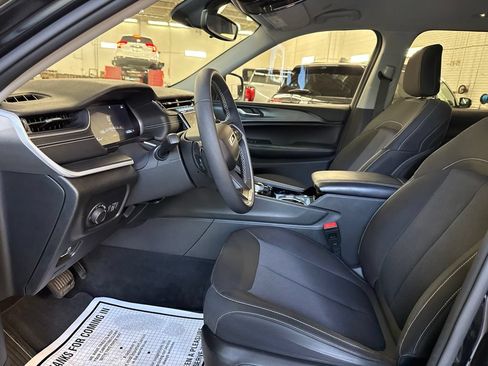 Used 2023 Jeep Grand Cherokee Laredo AWD/4WD image 9