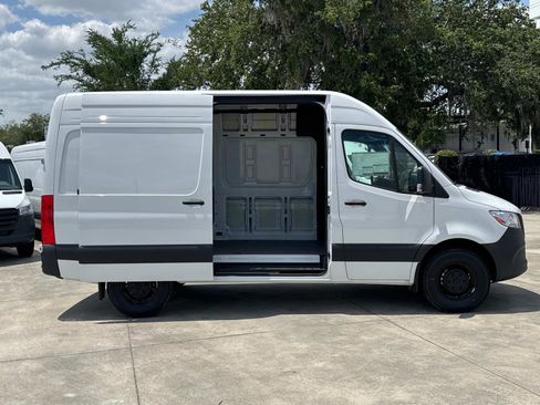 Used 2025 Mercedes-Benz Sprinter 2500 image 3