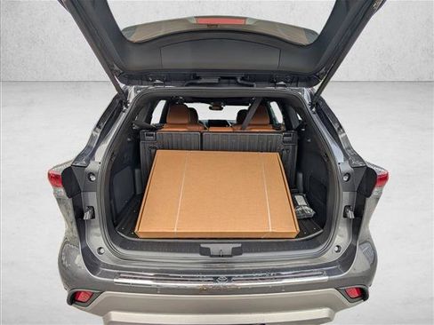 New 2025 Toyota Highlander Platinum image 9
