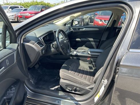 Used 2020 Ford Fusion SE FWD image 9